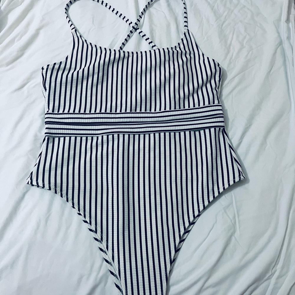 Shade&Shore Striped White/black one piece Large Great condition!Fits size 10/12